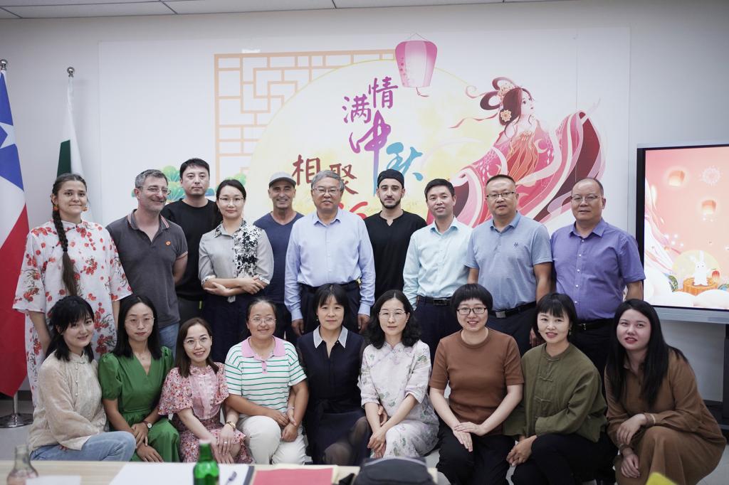 学校举办外籍教师、留学生中秋节传统文化交流体验活动